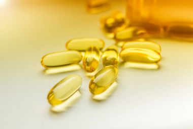 Morina ciğeri yağı omega 3 jel kapsülleri beyaz arka planda izole