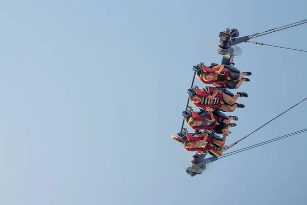 Paseo por el parque de atracciones —  Fotos de Stock