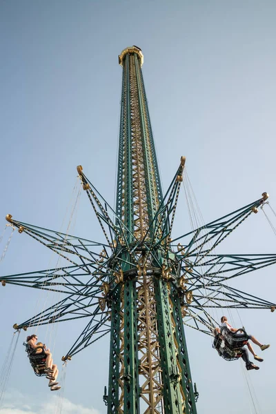 垂直スイング、プラーター公園、ウィーン オーストリア — ストック写真