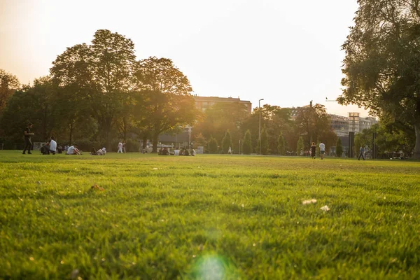 İnsanlar'ın bahçesinde
