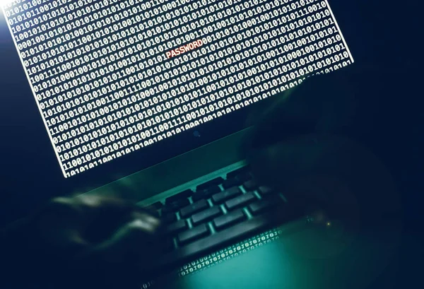 Computer hacker i mørke - Stock-foto