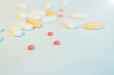 Beyaz hap kapsül dökülme