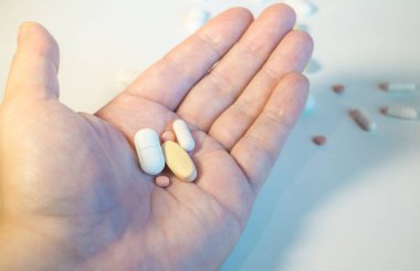 Beyaz hap kapsül dökülme