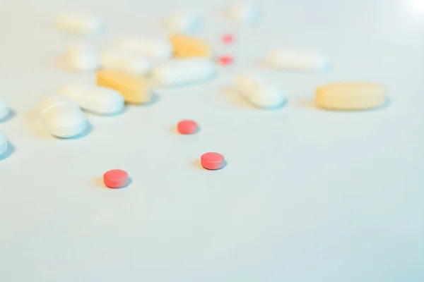 Pilules blanches déversement de capsules — Photo