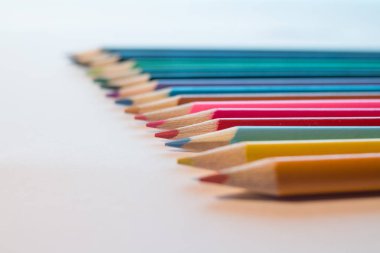 izole renkli kalemler