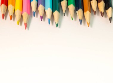 izole renkli kalemler