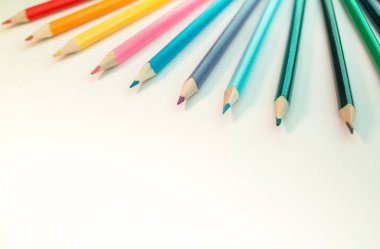 izole renkli kalemler