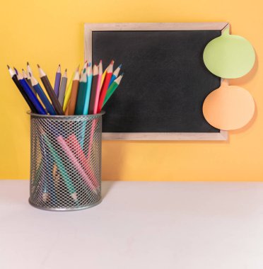 Tebeşir tahtası ve yapışkan notlar