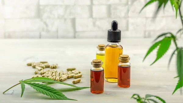 Volledige spectrum cannabis CBD en THC oliën en pillen — Stockfoto