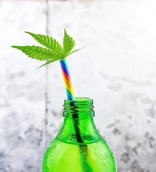 Frasco de vidro verde com Cannabis CBD infundido limonada de água — Fotografia de Stock