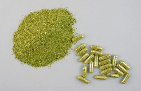 Grind grossier Mitragynina speciosa ou poudre de Kratom et capsules de Kratom — Photo