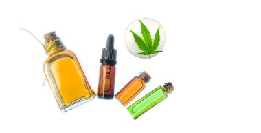Kenevir yağlı cam şişeler, beyaz arka planda Cbd Balm ve Thc tentür ve kenevir yaprakları