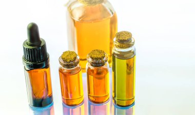 Beyaz arka planda kenevir Cbd ve Thc yağlı cam şişeler