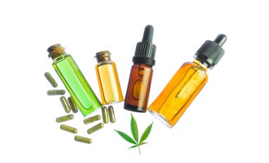 Kenevir yağlı cam şişeler, Cbd hapları ve Thc tentürü ve beyaz arka planda kenevir yaprakları