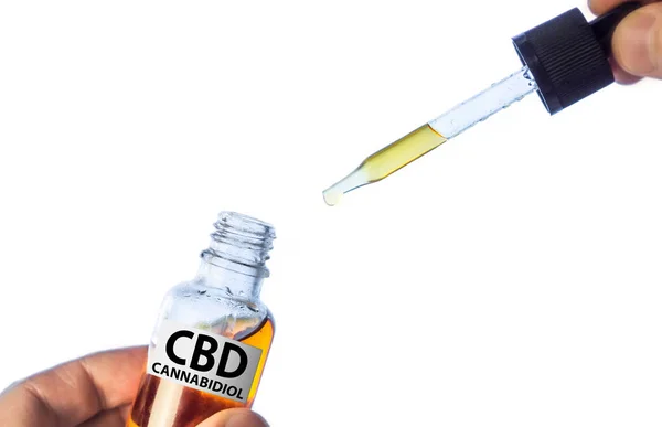 Hand hält Pipette mit Cannabisöl isoliert auf weißem, cbd Hanföl — Stockfoto