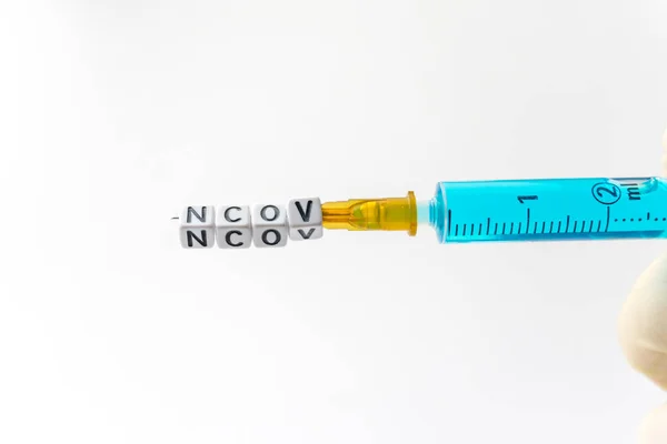 Novel coronavirus - 2019-ncov koncept, injekční stříkačka izolovaná na bílém — Stock fotografie