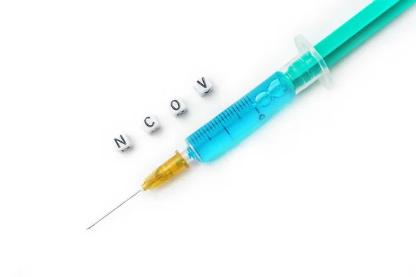 Nuevo coronavirus - Concepto 2019-nCoV, jeringa aislada en blanco — Foto de Stock