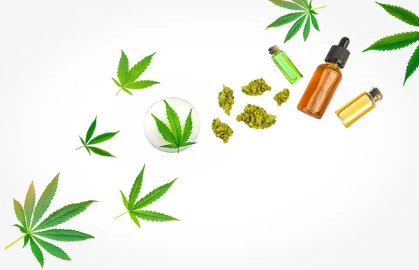 Verschiedene Medizinische Cannabisprodukte Cbd Und Thc Öle Lotion Auf Blütenknospen — Stockfoto