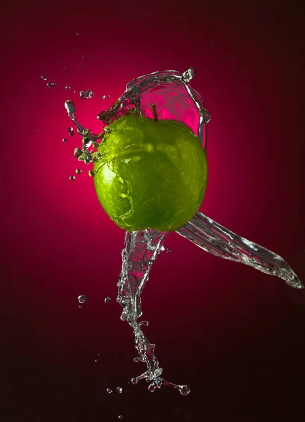Schizzi d'acqua su Apple — Foto Stock