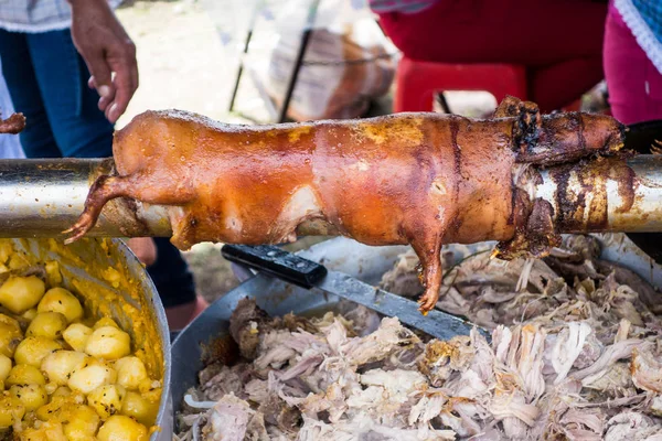 Cuy BBQ aan het spit — Stockfoto