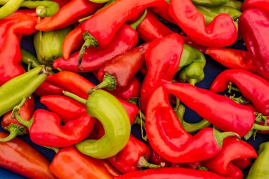 Kırmızı ve yeşil biber yığını