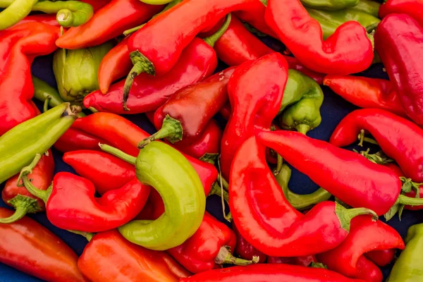 Kırmızı ve yeşil biber yığını