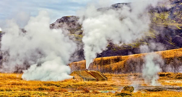 Smidur geyser ånga ventiler — Stockfoto