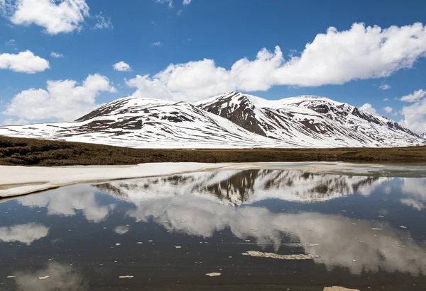 Montañas alpinas reflejadas en el lago — Foto de Stock