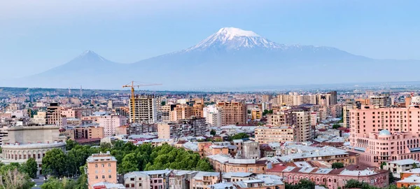 Στον ορίζοντα της πόλης του Ερεβάν στην Ανατολή του ηλίου, με Mt Αραράτ στο παρασκήνιο — Φωτογραφία Αρχείου