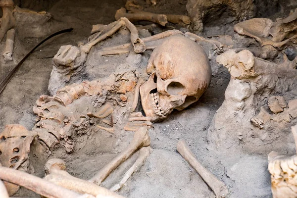 Kafatasları ve kemikleri gömülü içinde lav bulundu