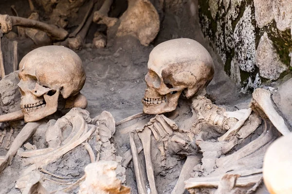Calaveras y huesos encontrados enterrados en lava — Foto de Stock
