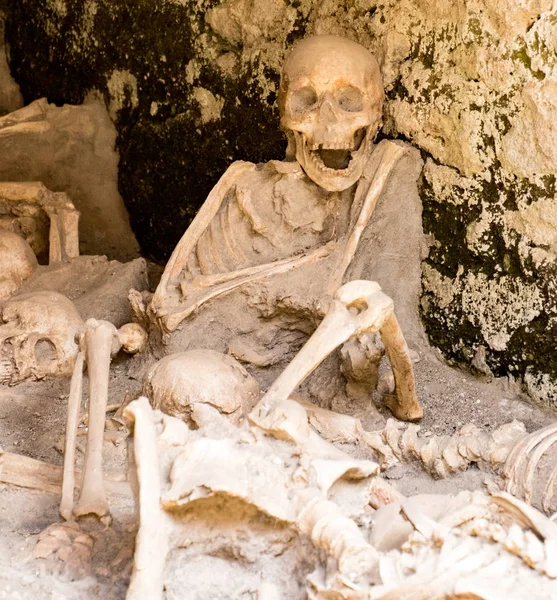 Calaveras y huesos encontrados enterrados en lava — Foto de Stock
