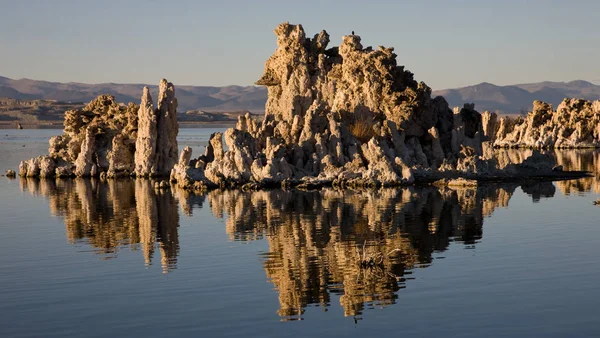 Tufa en Mono Lake, California — Foto de Stock