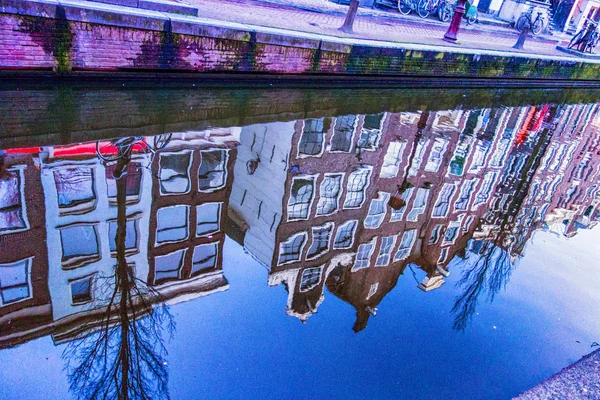 Huizen weerspiegeld in Amsterdam Canal — Stockfoto