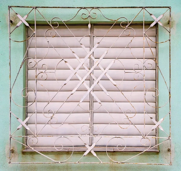 Witte shutters gesloten op raam achter de grill Wit metaal op vervagen — Stockfoto