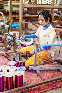 Kadın ipek bir fabrikada iş parçacığı oluşturma