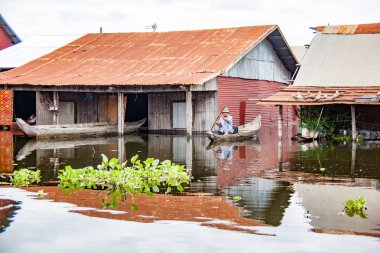 Tonle Sap Gölü üzerinde sel sırasında evler