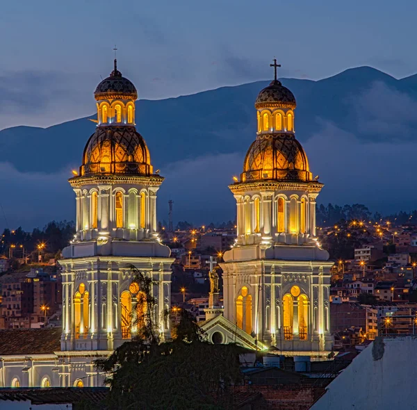 Церковь Санто Доминго ночью — стоковое фото