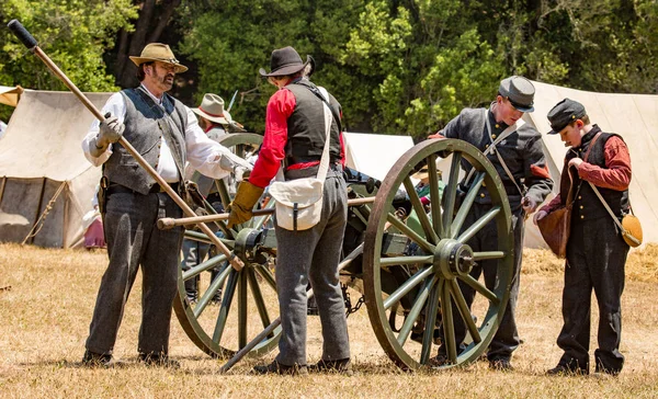 I soldati confederati preparano il canone — Foto Stock