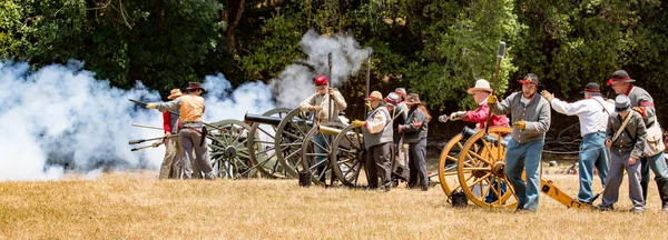 Zuidelijke soldaten brand canon — Stockfoto