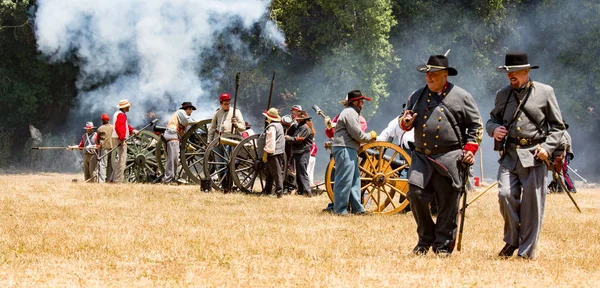 Zuidelijke soldaten brand canon — Stockfoto