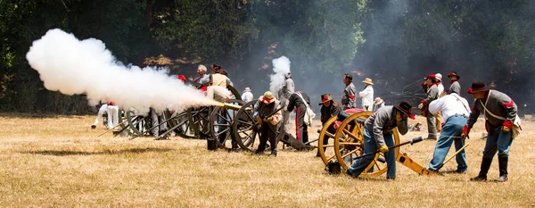 Confederate soldiers fire canon — Stock Photo, Image