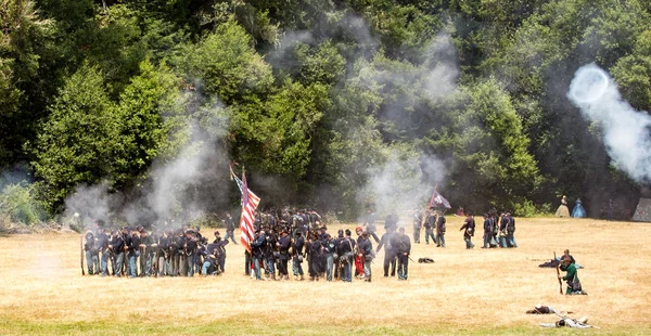 Zuidelijke soldaten brand canon — Stockfoto