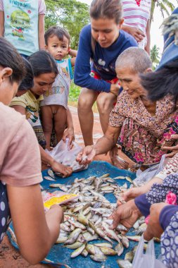Satıcı satış taze nehirdeki küçük balık yakaladı