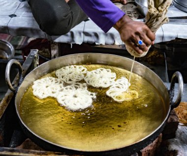 El snack için bir çubuk kraker gibi kızgın yağ içine dökme pasta gördüm