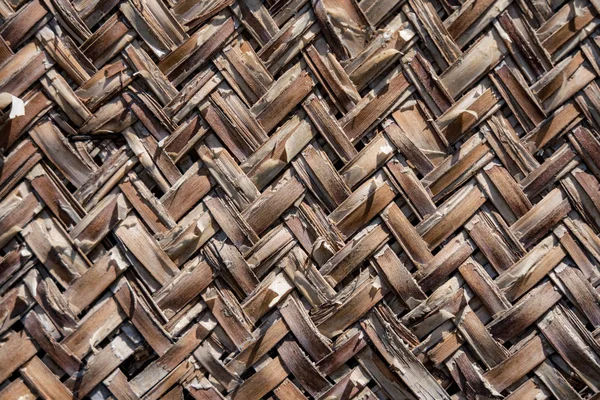Achtergrondstructuur van geweven bamboe rieten dak — Stockfoto