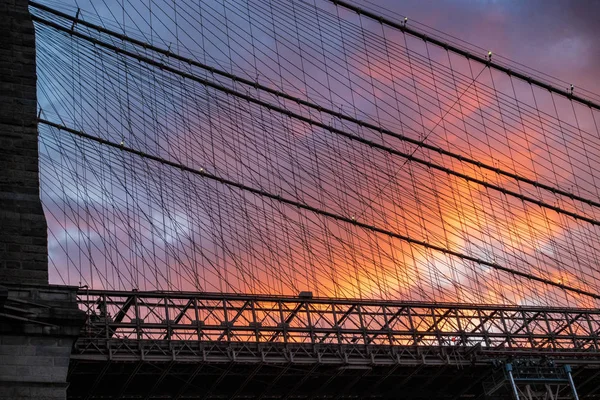 Refuerzo de los cables de suspensión en un puente — Foto de Stock