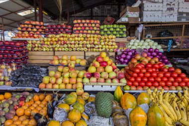 Satılık bir pazarda çeşitli meyve