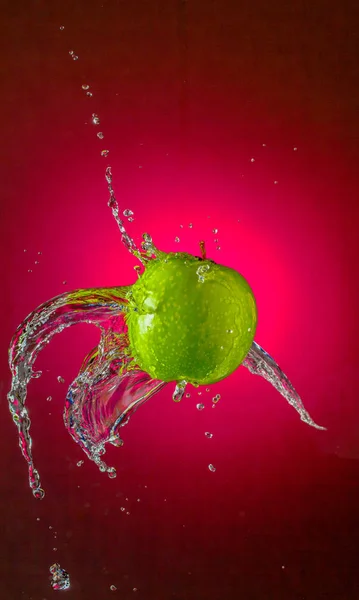 Schizzi d'acqua su Apple — Foto Stock