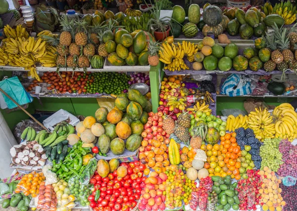 Различные фрукты для продажи на рынке — стоковое фото